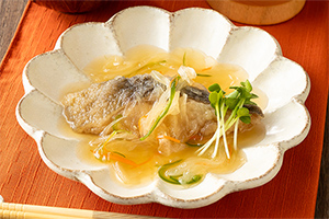 高知県産温製サワラのスモーク　色々野菜のビネガーソース