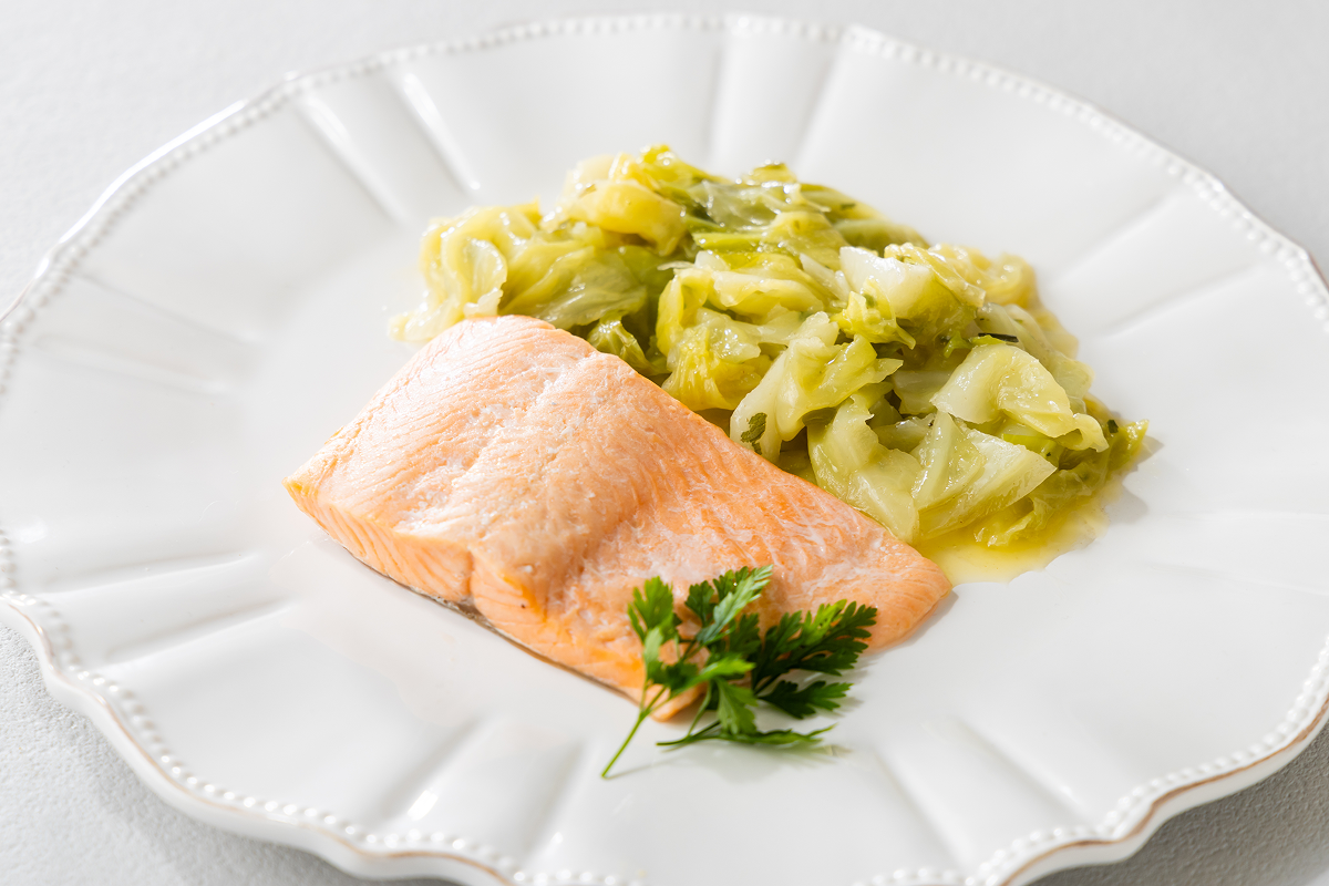 香川県産 讃岐さーもんの蒸し煮と春キャベツのプレゼ